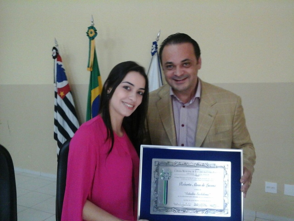Roberto de Lucena recebe o título de Cidadão Euclidense das mãos da prefeita Camila Nicácio 