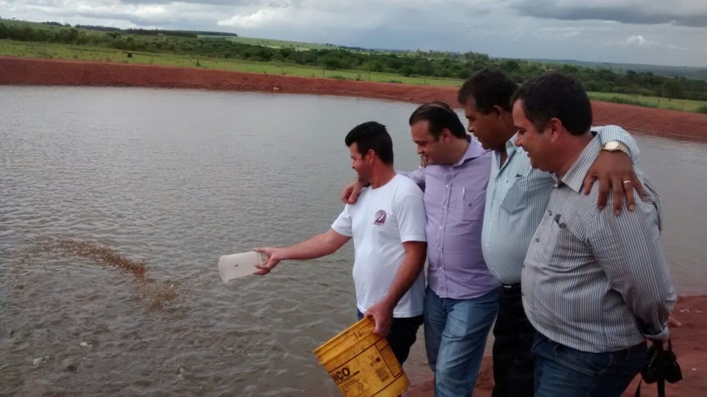 Roberto de Lucena  com o prefeito de Mirante, Carlinhos, e representantes da cooperativa dos pescadores do Pontal no Projeto Peixe para Todos